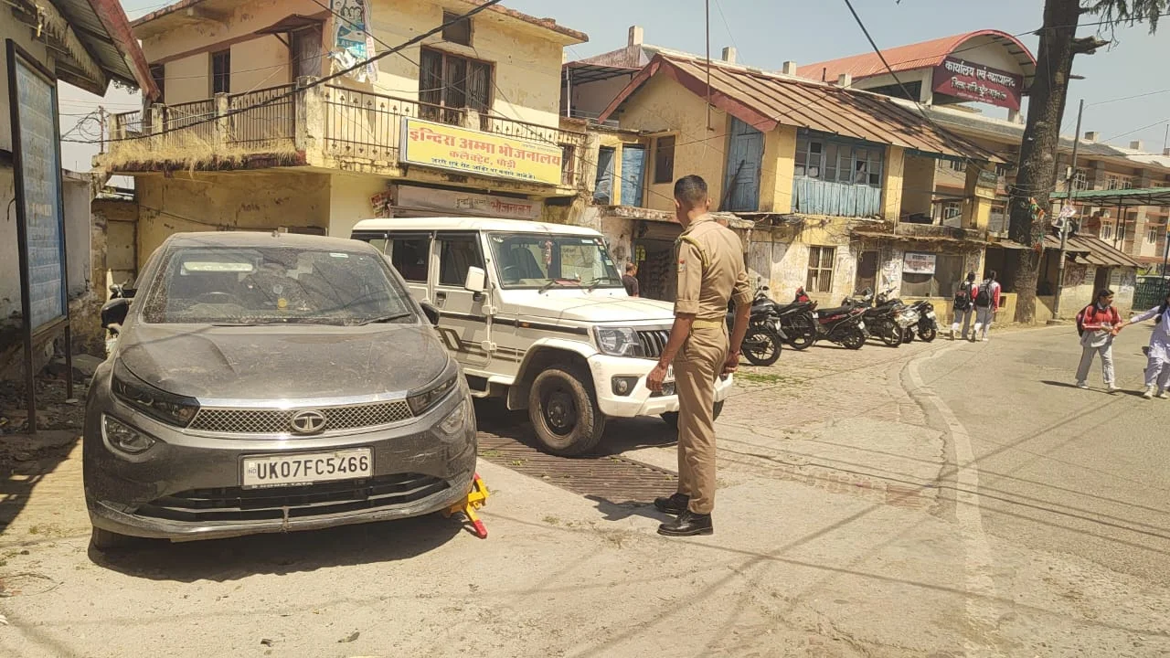 अव्यवस्थित पार्किंग के विरुद्ध कड़ी कार्रवाई, संयुक्त अभियान में 35 वाहनों का चालान