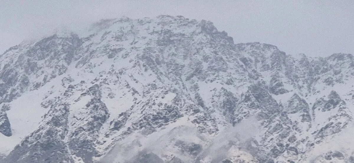 अप्रैल में लौटी कड़ाके की सर्दी : बद्रीनाथ, हेमकुंड और औली में ताज़ा बर्फबारी, तैयारियों पर मौसम की मार