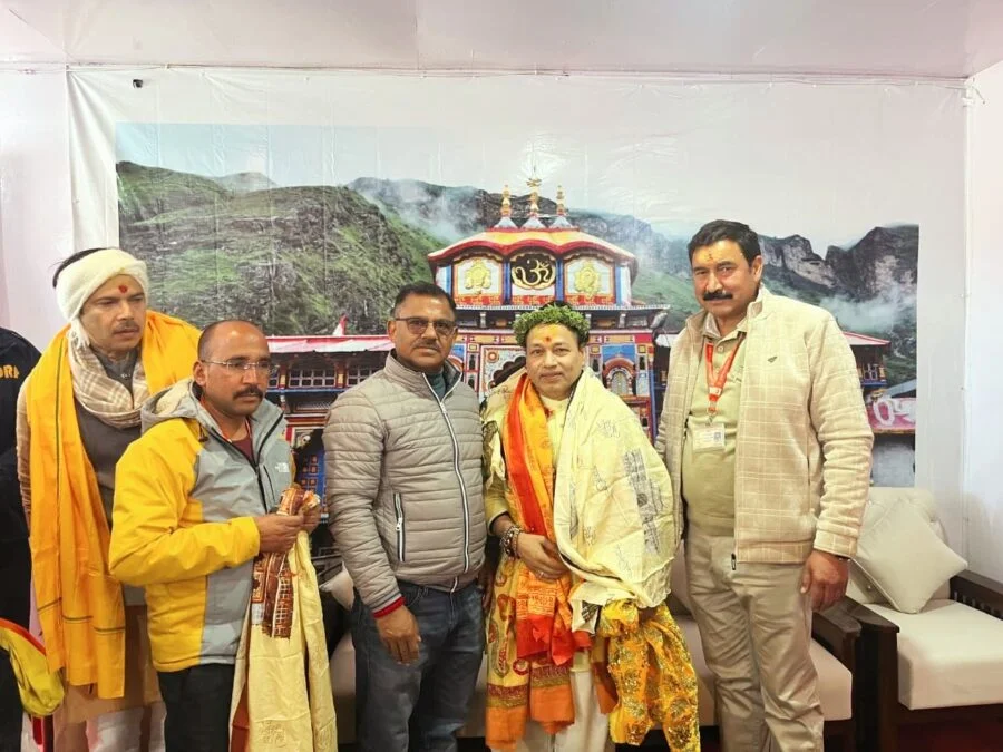 बदरीनाथ धाम में भक्ति के रंग में रंगे सूफी गायक कैलाश खेर, व्यवस्थाओं और सुरक्षा प्रबंधों की जमकर की सराहना