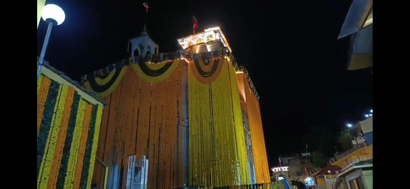 नरसिंह जयंती पर सजा ज्योतिर्मठ का ऐतिहासिक मंदिर, 25 क्विंटल फूलों से हुआ भव्य श्रृंगार