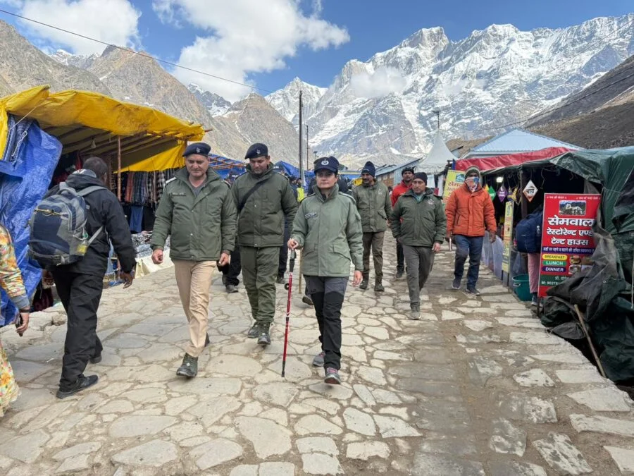 एसपी निहारिका तोमर ने केदारनाथ यात्रा मार्ग का पैदल निरीक्षण कर सुरक्षा व्यवस्थाओं को परखा, यात्रियों से सीधा संवाद कर लिया फीडबैक, अधिकारियों को दिए सख्त निर्देश