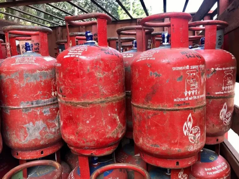 bloombergquint_2022-11_552b90ad-e4d0-4cca-9549-d63b4a6d61fc_HPCL_s_LPG_cylinders___Photo_Vijay_Sarta.webp