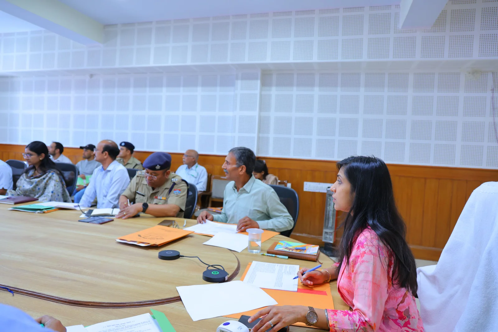 डीएम स्वाति एस. भदौरिया ने उद्योगों की समस्याओं के त्वरित समाधान के दिए निर्देश, बायर-सेलर मीट और मार्केटिंग सेल बनाने की पहल
