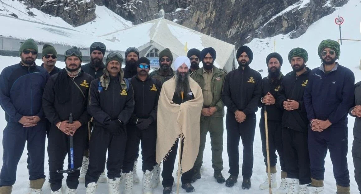 बर्फबारी के बीच युद्धस्तर पर जारी हेमकुंड साहिब यात्रा की तैयारियां