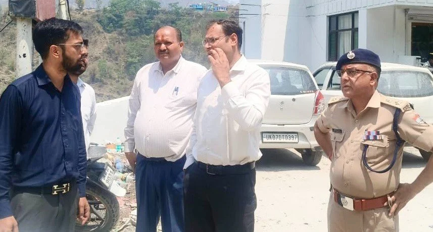 डीएम व एसपी ने ग्राउंड पर उतर कर लिया बदरीनाथ यात्रा व्यवस्थाओं का जायजा