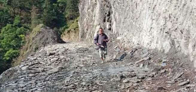 दरकने लगी काली चट्टान, जान जोखिम में डालकर हो रही आवाजाही