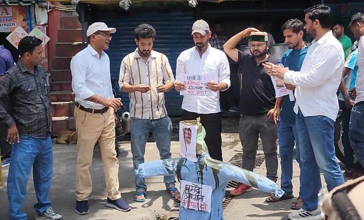 नीट परीक्षा पेपर लीक के विरोध में केंद्रीय शिक्षा मंत्री का पुतला फूंका