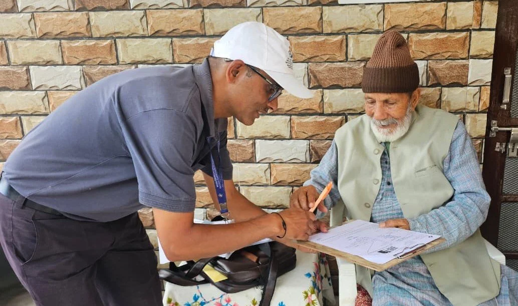 पर्यावरणविद् चंडी प्रसाद भट्ट ने मतदाता गणना प्रपत्र भर किया एसआईआर का आगाज
