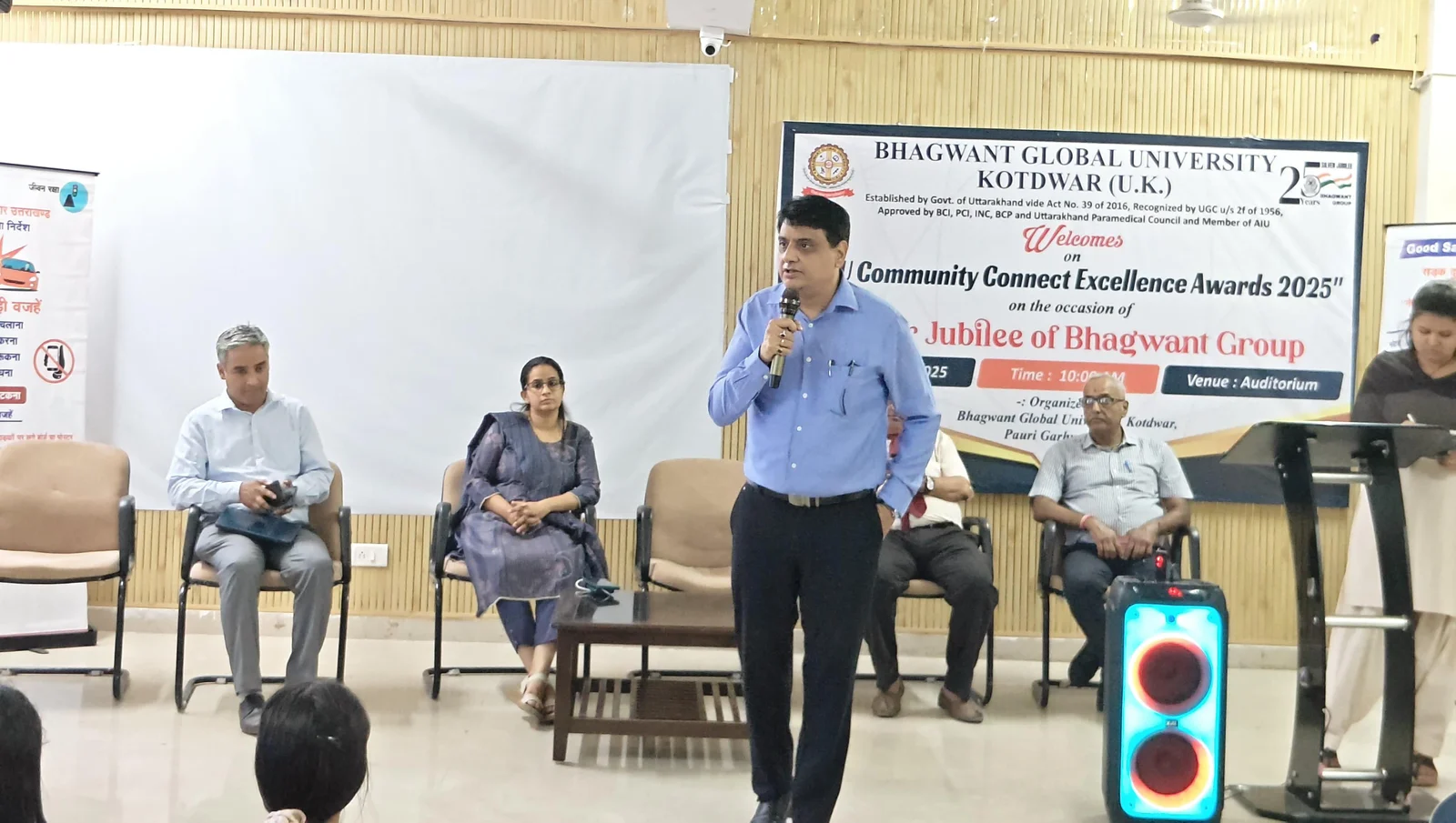 कोटद्वार : सड़क सुरक्षा का संदेश लेकर युवाओं के बीच पहुंचे आरटीओ, बीजीयू में बांटे हेलमेट और फर्स्ट एड किट