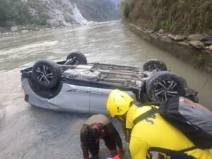 उत्तराखंड : तिलवाड़ा में खाई में गिरी XUV-700, पांच यात्रियों को सुरक्षित निकाला