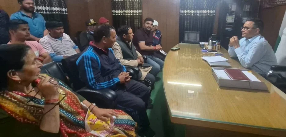 पेयजल किल्लत पर फूटा भूतपूर्व सैनिकों का गुस्सा, एसडीएम दफ्तर मे जताई नाराजगी..