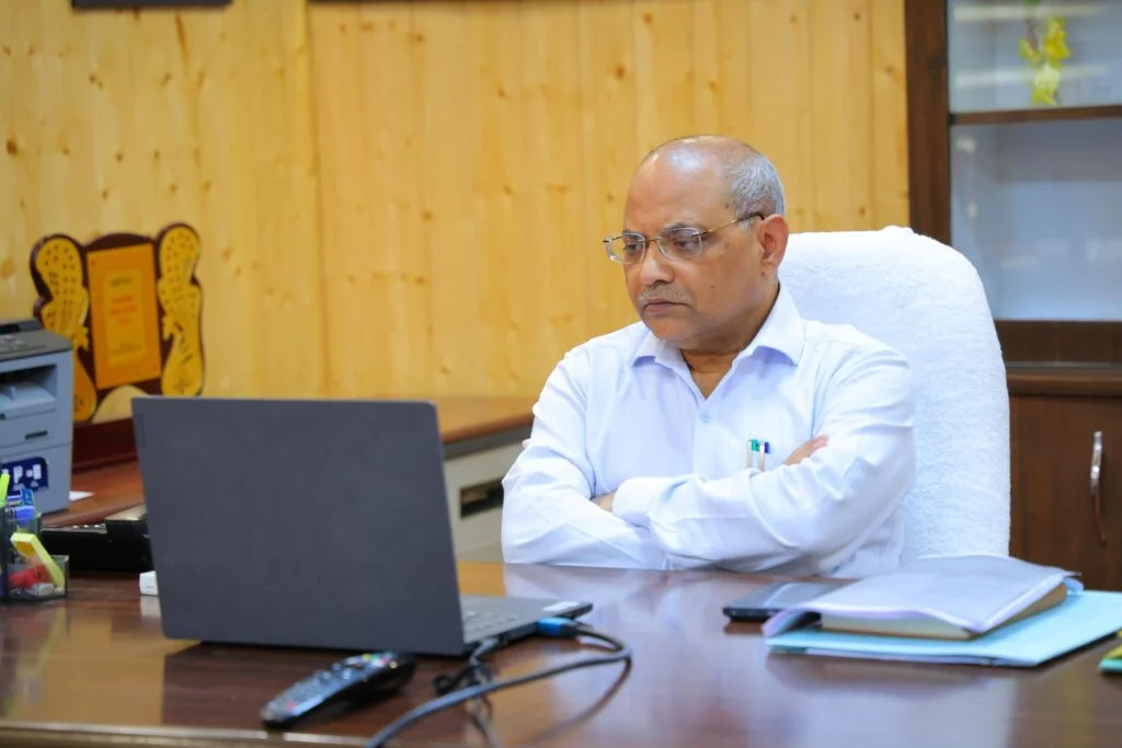 चारधाम यात्रा मार्गों पर एमआरपी से अधिक वसूली बर्दाश्त नहीं, होगी सख्त कार्रवाई – आयुक्त आनंद स्वरूप