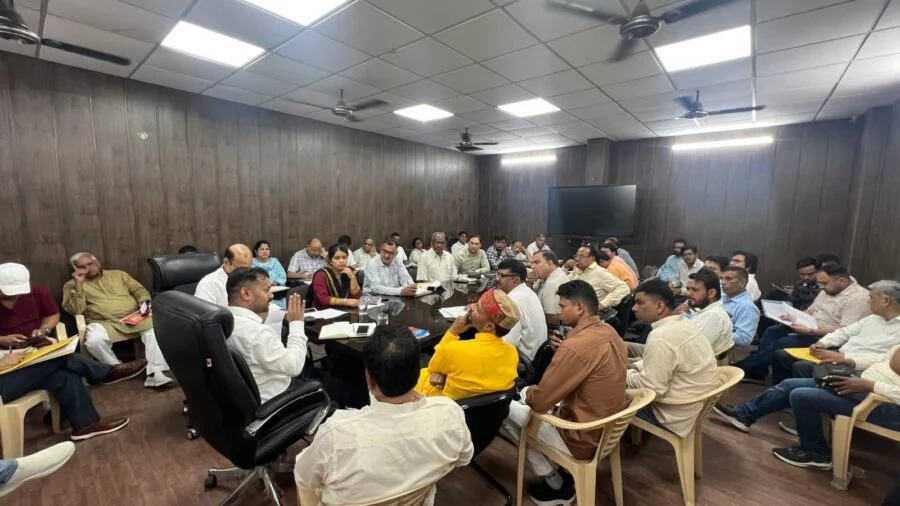 मतदाता सूची के विशेष पुनरीक्षण को लेकर राजनीतिक दलों के प्रतिनिधियों संग बैठक