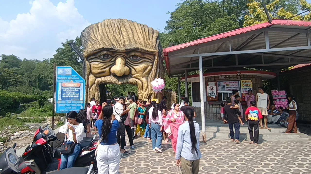 गुचुपानी पर्यटक स्थल में ड्रोन के माध्यम से भी हो रहा है फोटोशूट