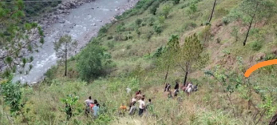 चमोली में दर्दनाक सड़क हादसा, घेस मार्ग पर टैक्सी खाई में गिरी, चार की मौत, तीन गंभीर