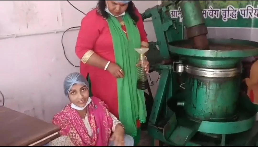 कालसी की महिलाओं ने लिखी आत्मनिर्भरता की नई कहानी, सरसों तेल यूनिट बनी ग्रामीण उद्यमिता का मॉडल, हिलान्स ब्रांड का सरसों तेल बाजार में बना भरोसेमंद नाम