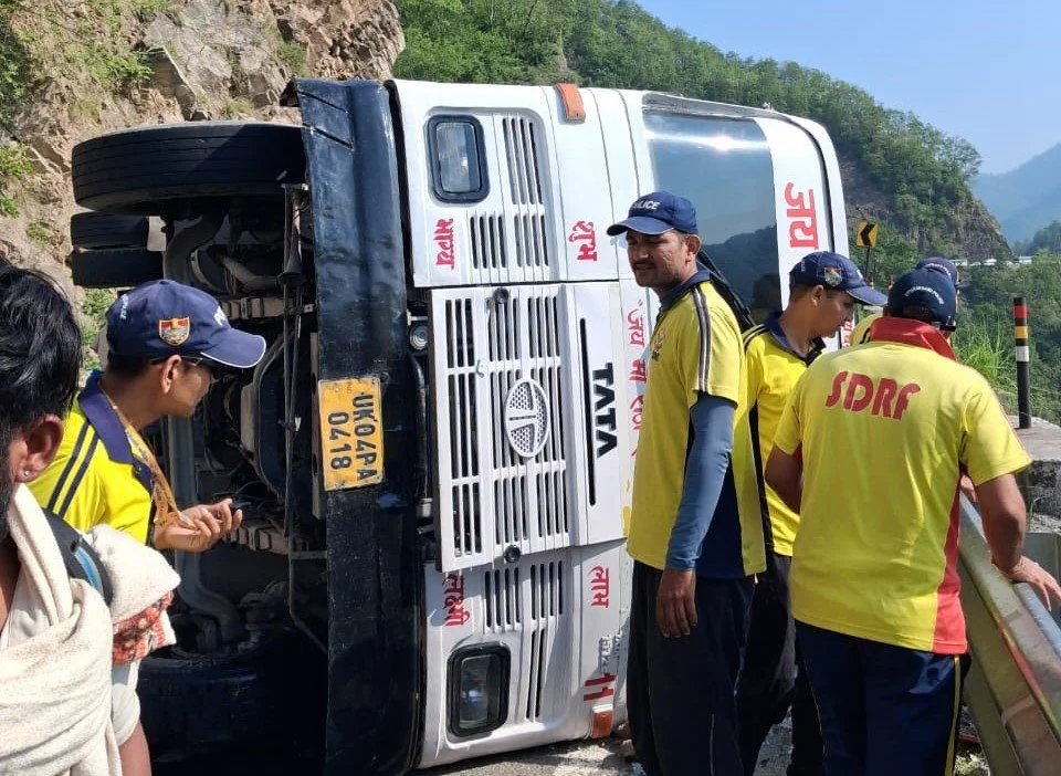 तोताघाटी के पास चारधाम यात्रा बस पलटी, SDRF ने सभी यात्रियों को सुरक्षित निकाला