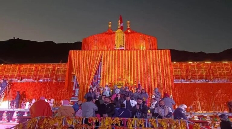 1783500189_badrinath-dham-kapat-cloesd.jpg